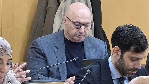 El consejero de Deportes, Nicola Cecchi, durante la sesi&oacute;n plenaria de este mi&eacute;rcoles / Laura Ortiz