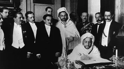 El-Hadj el-Mokri, embajador marroqu&iacute; en Espa&ntilde;a, firmando el tratado en la conferencia de Algeciras, el 7 de abril de 1906