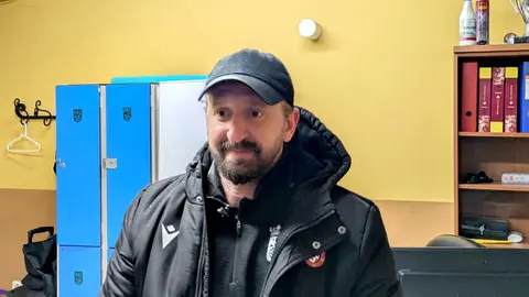 Polaco, entrenador del filial de la AD Ceuta FC, atiende a los medios en el Jos&eacute; Mart&iacute;nez Pirri