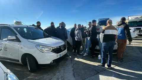 Concentraci&oacute;n de los taxistas por la seguridad / Mohamed Ettouileb