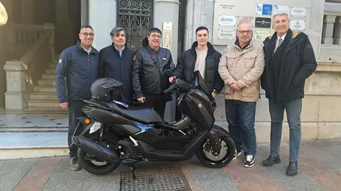 Entrega de la moto de la Campa&ntilde;a de Navidad / C&eacute;sar Mart&iacute;n