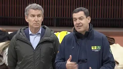 N&uacute;&ntilde;ez Feij&oacute;o y Juan Manuel Moreno durante su comparecencia desde la zona cero 