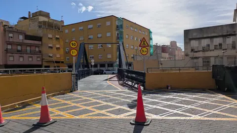 El puente peatonal de Bermudo Soriano se habilita como paso de veh&iacute;culos / Rub&eacute;n B&aacute;ez