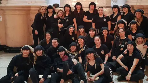 Cuadrilla de costaleras &iacute;ntegramente femenina del Santo Entierro