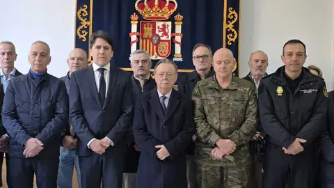 El presidente de la Ciudad junto al secretario general de la Delegaci&oacute;n y el 2&ordm; Jefe de la Comandancia General en el minuto de silencio del pasado lunes _ Laura Ortiz