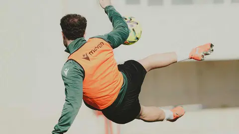 Marcos Fern&aacute;ndez realizando un remate acrob&aacute;tico. Foto_ Zaki _ AD Ceuta FC