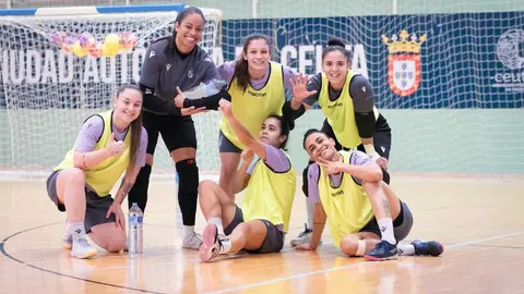 Entrenamiento de la AD Ceuta FC femenina de f&uacute;tbol sala.