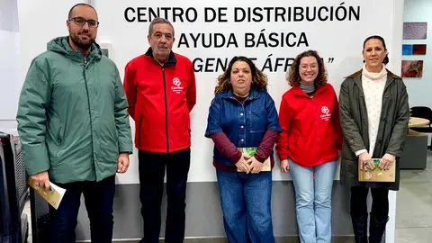 La delegada del Gobierno durante su visita al centro de distribuci&oacute;n de C&aacute;ritas