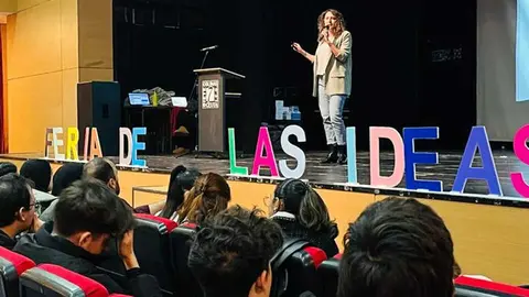 Paola Casta&ntilde;o, Hub Manager de El &Aacute;ngulo en la presentaci&oacute;n de la I Feria de las Ideas en el IES Siete Colinas