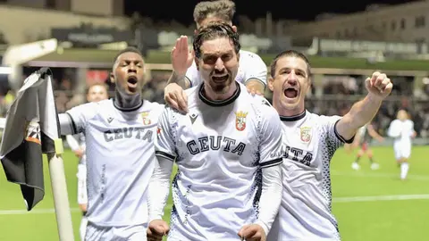Jos&eacute; Campa&ntilde;a celebra su primer gol con la AD Ceuta FC. Foto: La Liga Hypermotion