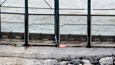 Restos de los intentos de entrada en el espig&oacute;n fronterizo de Benz&uacute; / Rafa B&aacute;ez