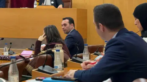  Redondo, con la espalda vigilada por Verdejo en el Pleno de este jueves./Alma Palomino 