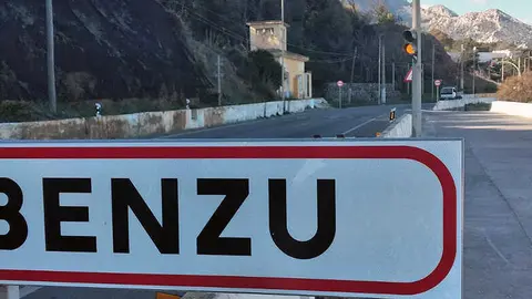  Entrada a la barriada de Benz&uacute; 