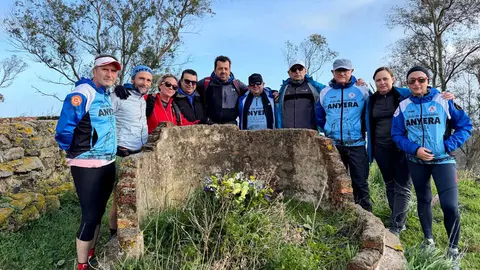 Emotivo homenaje del Club de Monta&ntilde;a Anyera a To&ntilde;o Campoamor. Foto: Anyera Ceuta