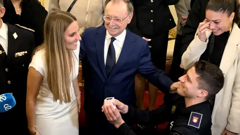 Petici&oacute;n de matrimonio durante el acto de presentaci&oacute;n de los nuevos Polic&iacute;as Locales 
