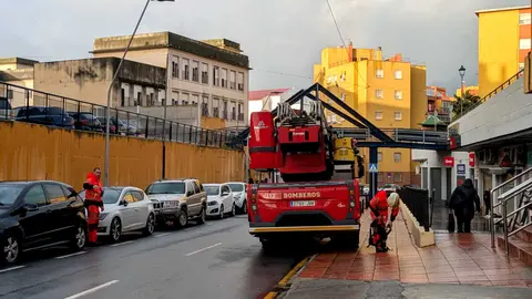 Los bomberos actuando este jueves en el centro comercial El Coso _ Rub&eacute;n B&aacute;ez