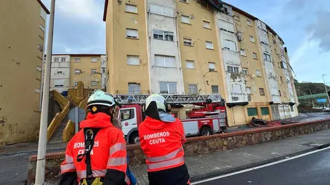 Los bomberos actuando tras el desprendimiento de tela asf&aacute;ltica en Juan XXIII