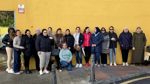 Un grupo de madres del Ortega y Gasset ha protestado este viernes a las puertas del centro / Laura Ortiz