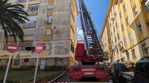 Los bomberos trabajan en Zurr&oacute;n a causa de los efectos de la borrasca Leonardo. Foto: Rafa B&aacute;ez