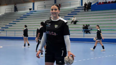 Shorok Ahmed, jugadora del Balonmano Estudiantes de Ceuta. Foto: Rafa B&aacute;ez