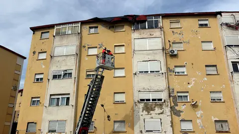 Lo bomberos act&uacute;an en Juan XXIII durante la ma&ntilde;ana de este s&aacute;bado