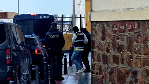 Momento en que los agentes de la Polic&iacute;a Nadcional trasladan al detenido _ Laura Ortiz