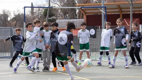 300 ni&ntilde;os de Ceuta cambian el partido: esta vez se juega contra el c&aacute;ncer infantil / Fundaci&oacute;n 'Unoentrecienmil'