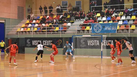Partido entre la UA Ceut&iacute; y Vulcanizados Ruiz Tafa. Foto: Rub&eacute;n B&aacute;ez.