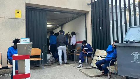El CETI, saturado y con los residentes hacinados en el garaje / Mohamed Ettouileb
