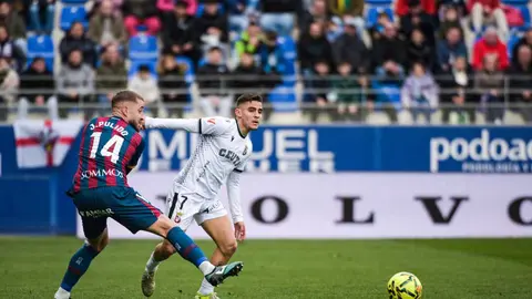 Aisar disputa un bal&oacute;n en El Alcoraz. Foto: Zaki / AD Ceuta FC