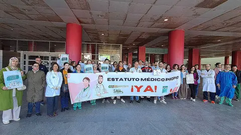 Concentraci&oacute;n de los m&eacute;dicos en el HUCE / C&eacute;sar Mart&iacute;n