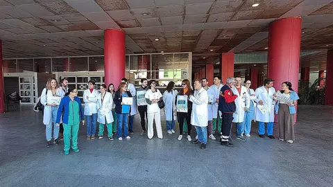 Concentraci&oacute;n de los m&eacute;dicos en el HUCE / C&eacute;sar Mart&iacute;n