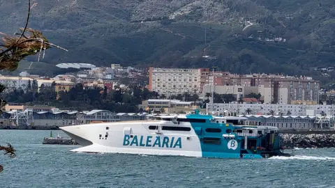 Buque de Balearia entrando en el Puerto / Laura Ortiz