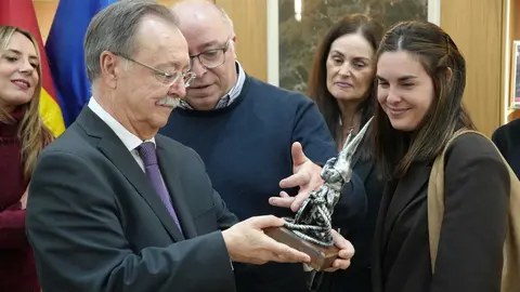 Vivas recibe a la nueva Junta de Gobierno de la Hermandad de la Vera Cruz