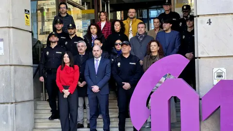 Minuto de silencio a las puertas de la Delegaci&oacute;n del Gobierno / Laura Ortiz