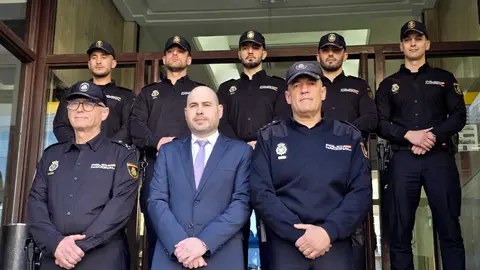 El delegado del Gobierno junto a los inspectores en pr&aacute;cticas este viernes / Laura Ortiz