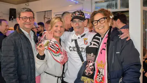 La afici&oacute;n disfruta de la previa del Ceuta-Granada. Foto: Rafa B&aacute;ez