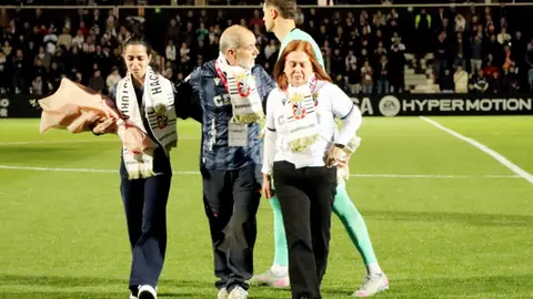Los familiares de &Aacute;lvaro Garc&iacute;a abandonan el c&eacute;sped tras el homenaje del Murube / Foto: Abdeselam Mohamed