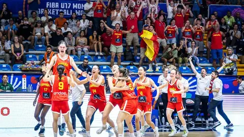 La Selecci&oacute;n Espa&ntilde;ola U17 celebra la medalla de bronce conseguida en el &uacute;ltimo Mundial. Foto: FIBA