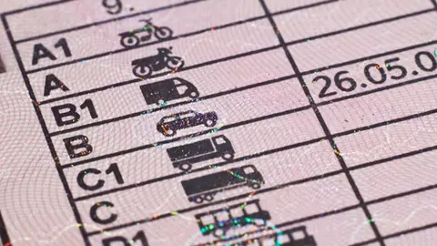 Europa prepara un nuevo carnet de conducir digital y normas comunes: estos ser&aacute;n los cambios / DGT