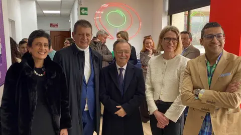 De izquierda a derecha, Kissy Chandiramani, Enrique Reyes, Juan Vivas, Daniela Johansson y Brahim Aslimani en las nuevas oficinas de PAF en Ceuta.