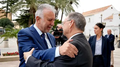 El ministro &Aacute;ngel V&iacute;ctor Torres y el presidente de la Ciudad a las puertas del Palacio Auton&oacute;mico / Esther Z&aacute;rate