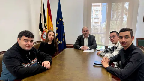 Los representantes del Movimiento Estudiantil junto al delegado del Gobierno
