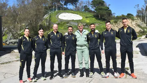 El coronel del Tercio Duque de Alba 2&ordm; de La Legi&oacute;n, Cayetano Jos&eacute; Mart&iacute;nez Alonso, junto a los equipos del Tercio. foto: Rafa B&aacute;ez