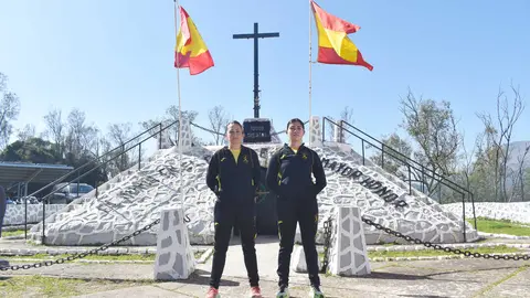 La sargento primero Virginia Camacho De Pradas y la dama legionaria&nbsp;Nayely Roxana Flores, en el acuartelamiento de Garc&iacute;a Aldave. Foto: Rafa B&aacute;ez