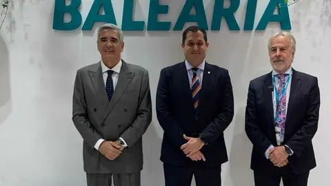 De Izda a Dcha: En la foto, Adolfo Utor , presidente de Bale&agrave;ria, Alejandro Ramirez, consejero de Fomento y Manuel Rejano, delegado de la Zona Sur