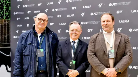El presidente de la Ciudad Aut&oacute;noma, Juan Vivas, junto a Nicola Cecchi y Sergio Aguilera en el acto de La Liga. Foto: Rafa B&aacute;ez