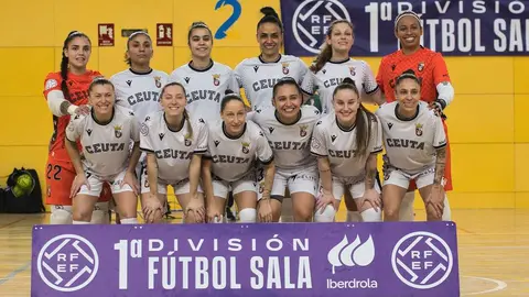 Las jugadoras de la AD Ceuta FC en el duelo frente a la AE Penya Esplugues.