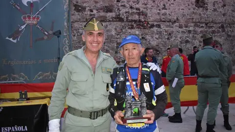El coronel del Tercio Duque de Alba 2&ordm; de la Legi&oacute;n junto al corredor m&aacute;s veterano de la Cuna de la Legi&oacute;n de Ceuta. Foto: Rafa B&aacute;ez