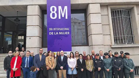 Lectura del Manifiesto por el 8 M en Delegaci&oacute;n del Gobierno / C&eacute;sar Mart&iacute;n
